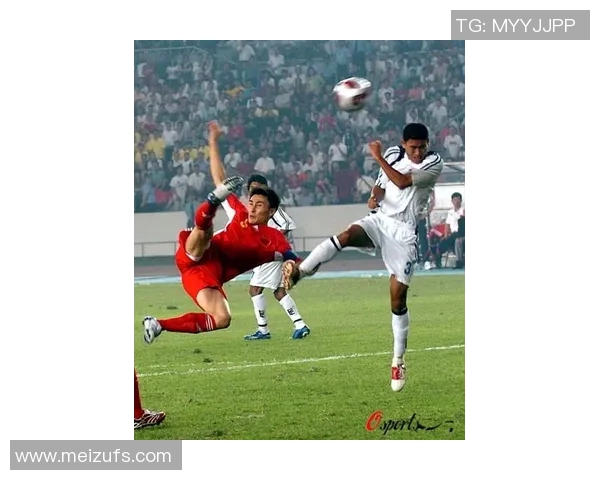 足球明星强力射门瞬间踢破球场护网震撼场面高清捕捉